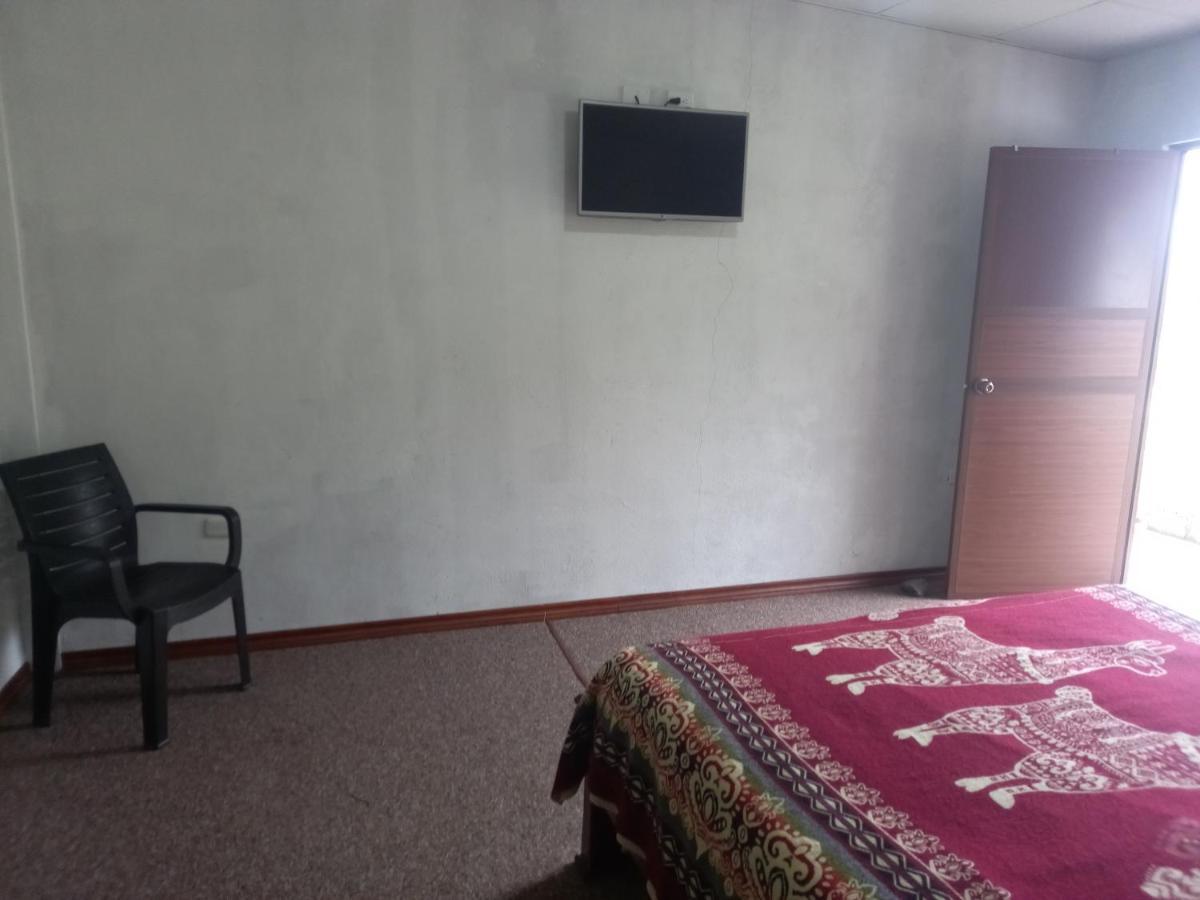 Montano Camping&Hostel Banos  Bagian luar foto